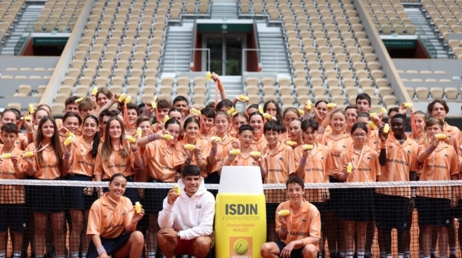 El tenista Carlos Alcaraz conciencia a los recogepelotas del Roland Garros para protegerse del sol