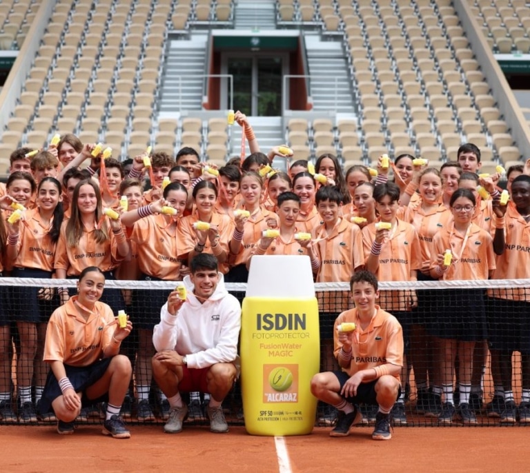 El tenista Carlos Alcaraz conciencia a los recogepelotas del Roland Garros para protegerse del sol