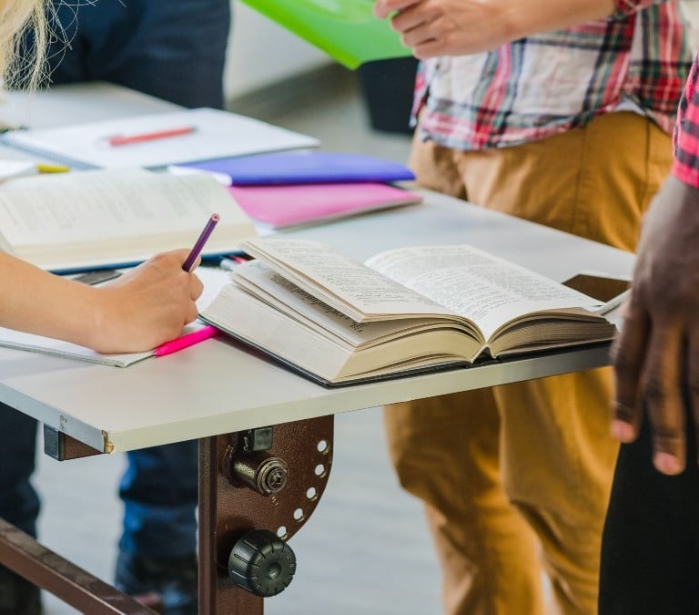 Estas con las carreras con más futuro en 2024: tienen trabajo seguro