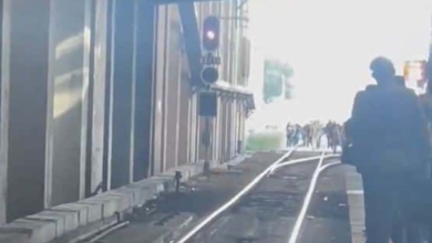 La gente invade las vías en Atocha ante el colapso de los Cercanías en Madrid