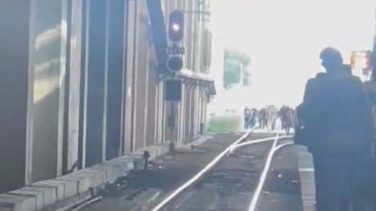 La gente invade las vías en Atocha ante el colapso de los Cercanías en Madrid