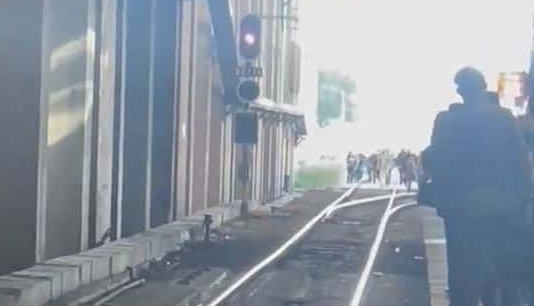Personas invaden las vías ante el caos del Cercanías en Atocha
