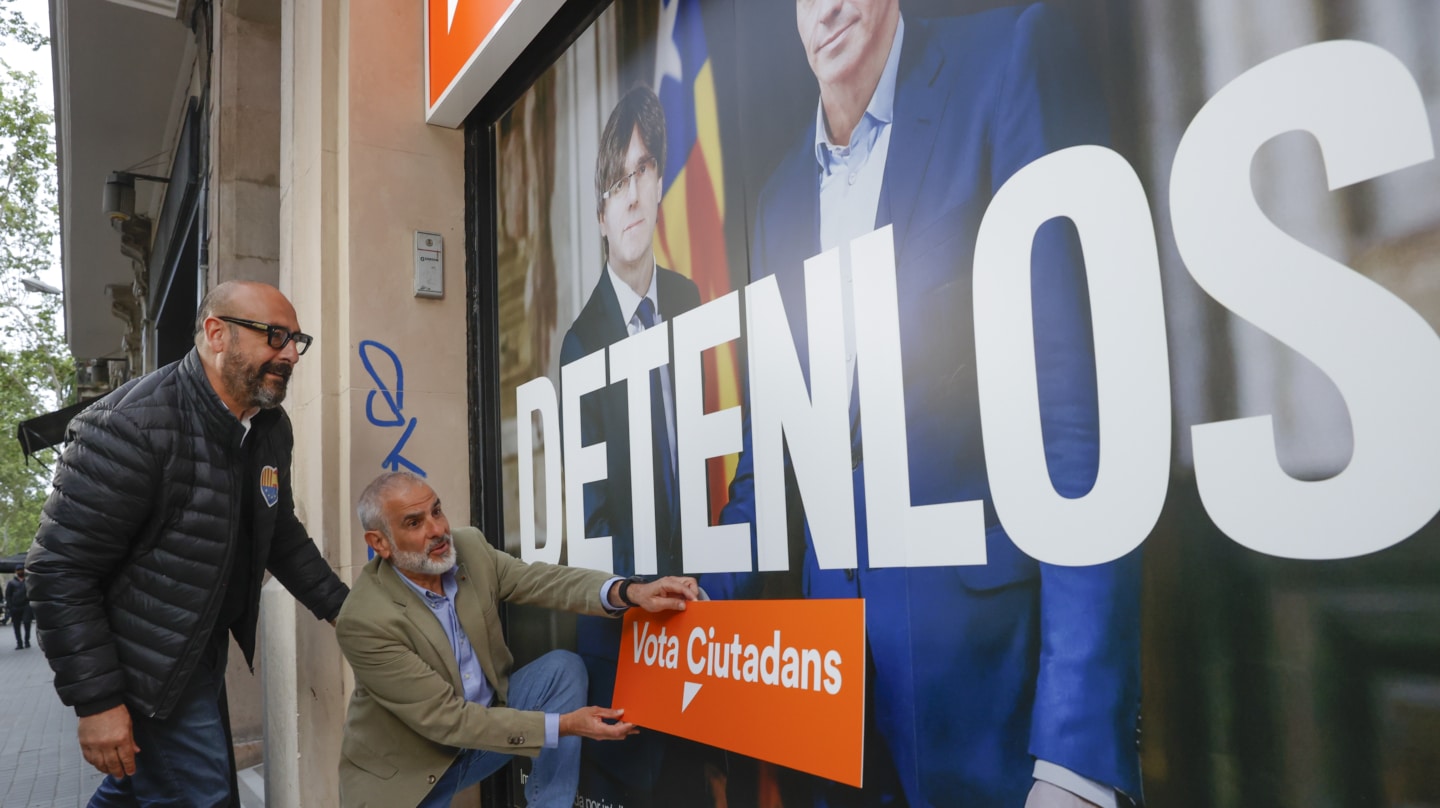 Los candidatos de Ciudadanos en Cataluña y las elecciones europeas, Carlos Carrizosa (d) y Jordi Cañas (i), en un acto de pegada de carteles en Barcelona