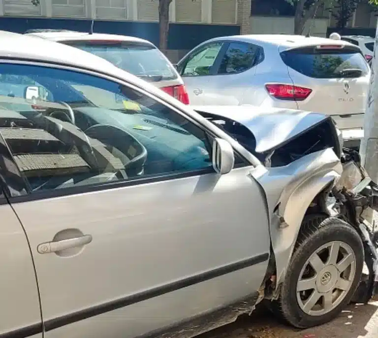 Un niño de once años se estrella con el coche de su padre cuando huía de la policía