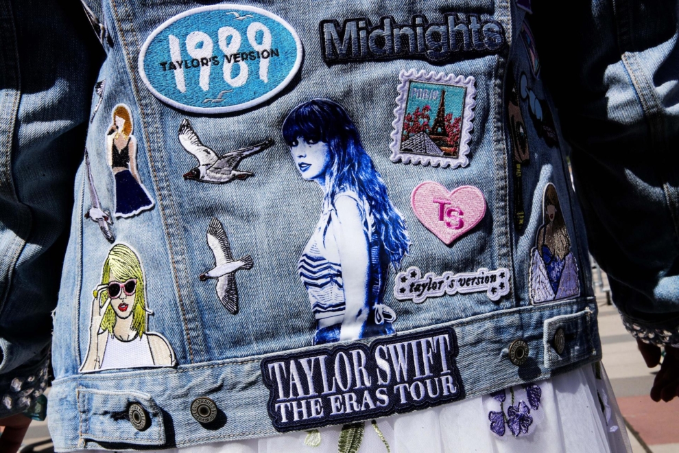 Detalle de una chaqueta personalizada para el concierto de Taylor Swift en París. La cantante empieza su gira europea con el primero de sus cuatro conciertos en la capital francesa.