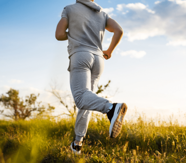 Estos son 8 consejos para no lesionarte haciendo deporte al aire libre