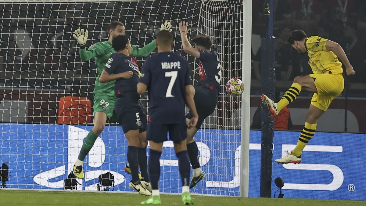 Mats Hummels cabecea a gol en la eliminatoria con el PSG