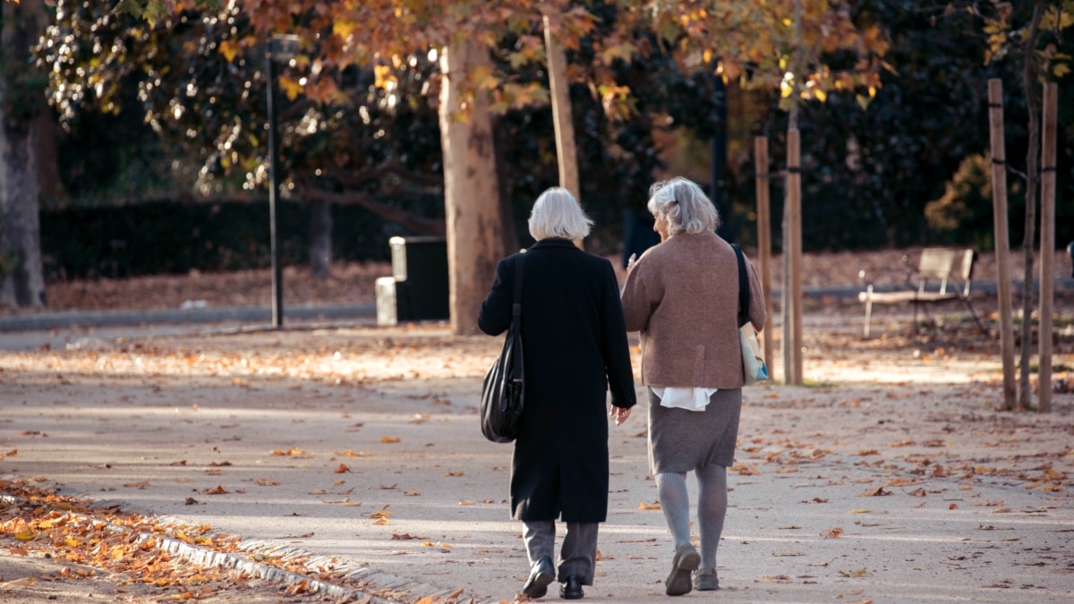 Dos mujeres ancianas caminando por un parque