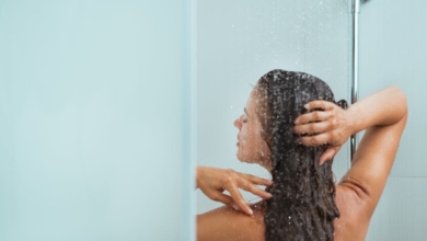 No te duches así: estos son los errores que debes evitar según los dermatólogos