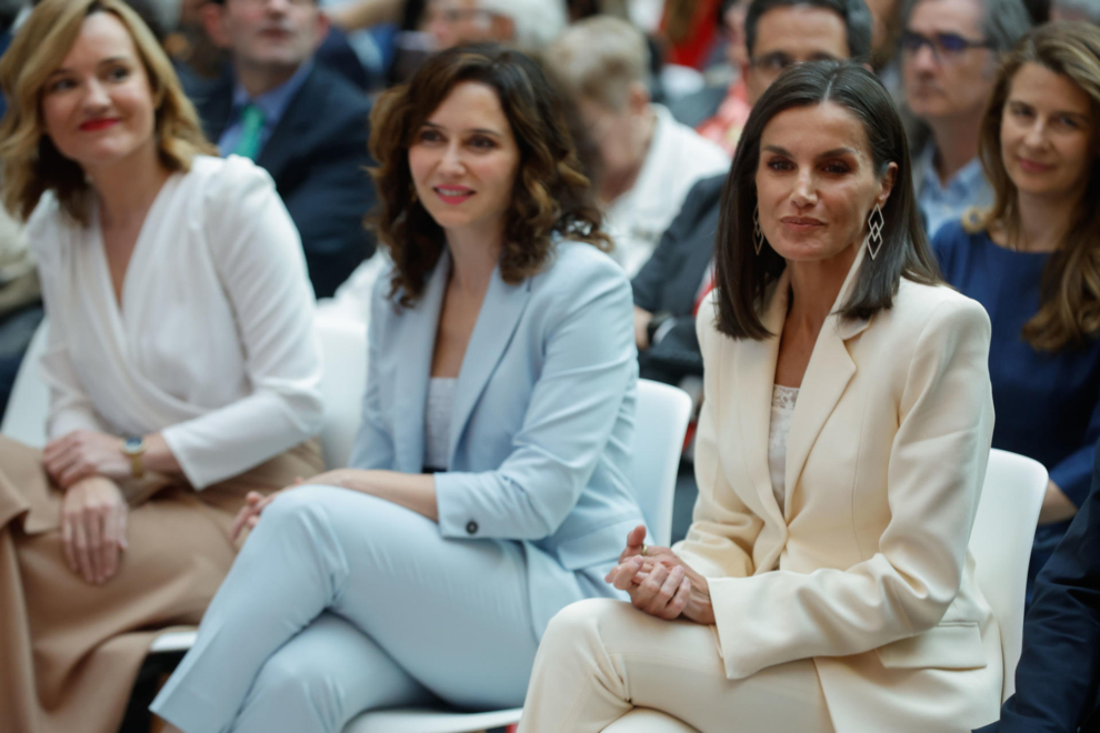 La reina Letizia, acompañada por Isabel Díaz Ayuso.