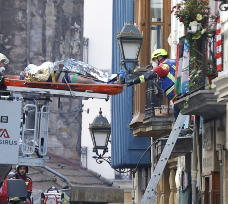 Al menos cinco heridos por un derrumbe en un edificio del Casco Viejo de Bilbao