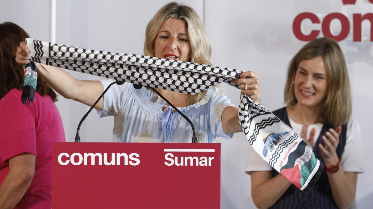 Yolanda Díaz sostiene un pañuelo palestino en Tarragona.