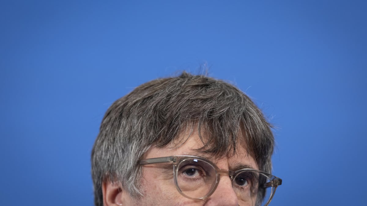 El candidato de Junts a la presidencia de la Generalitat, Carles Puigdemont, durante la rueda de prensa que ha ofrecido este lunes.