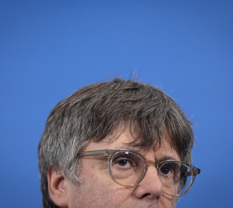 El PSOE calla ante el posible regreso de Puigdemont y el PP recuerda que no vino "ni cuando falleció su madre"