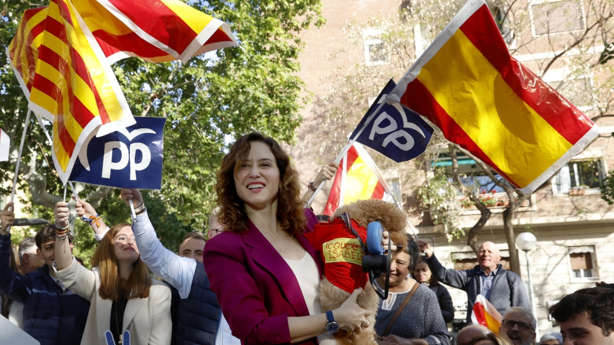 La presidenta de la Comunidad de Madrid, Isabel Díaz Ayuso, durante el mitin electoral que ha protagonizado este lunes en Barcelona.