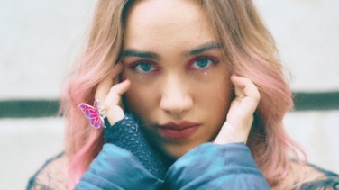 Ela Taubert, la telonera de Karol G y fenómeno viral de Tiktok que ve el mundo "en dos colores"