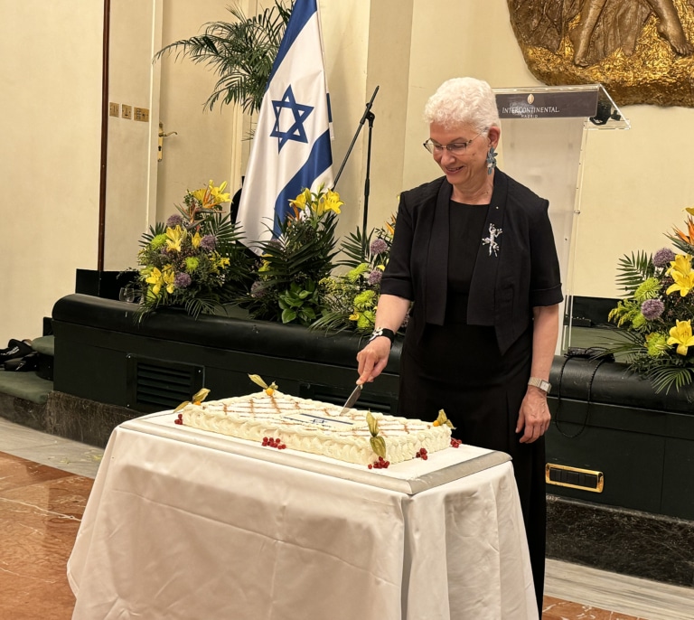 El último "brindis por la paz" de la embajadora de Israel en España