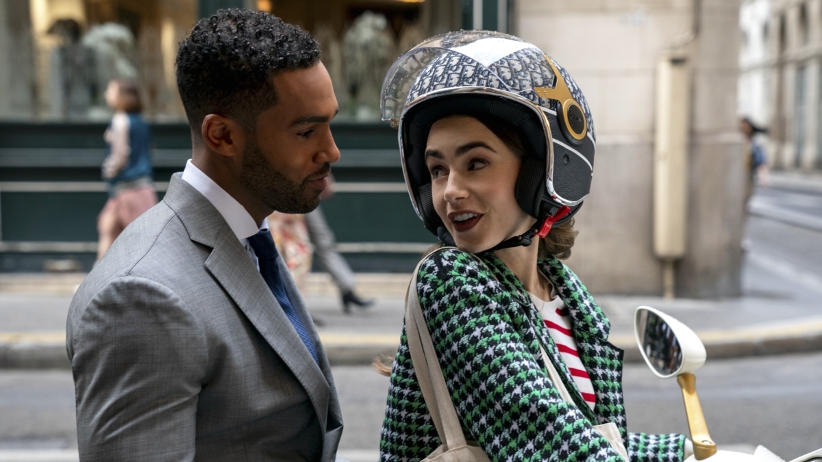 (De izquierda a derecha) Lucien Laviscount como Alfie, Lily Collins como Emily subidos en una moto en el episodio 206 de Emily en París