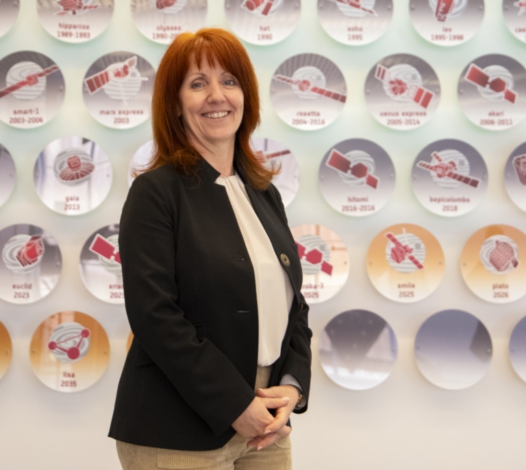 Carole Mundell, directora de ciencias de la ESA: "El mejor sitio para buscar vida es Encélado, la luna de Saturno"