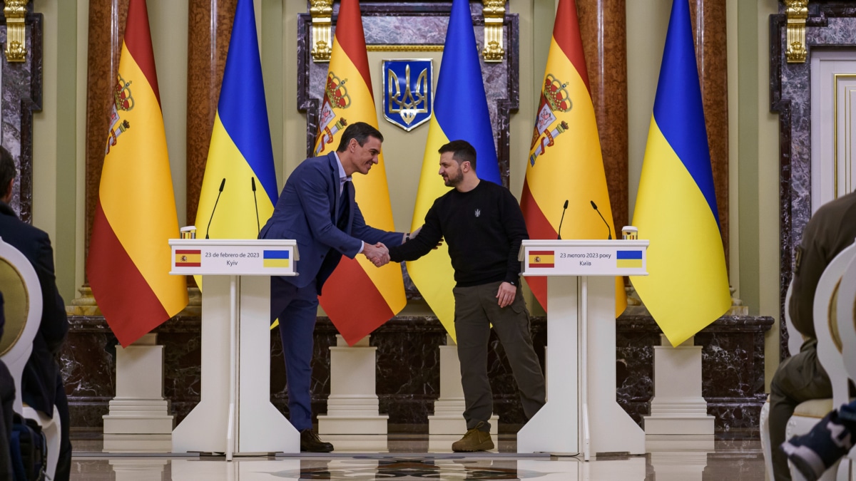 El presidente del Gobierno de España, Pedro Sánchez (i), y el presidente de Ucrania, Volodimir Zelenski (d), se saludan a su llegada al Palacio Mariinski, a 23 de febrero de 2023, en Kiev (Ucrania). Pedro Sánchez ha visitado hoy las huellas que ha dejado la guerra en las localidades de Bucha e Irpin, situadas en las afueras de Kiev, durante el viaje que ha llevado a cabo hoy a Ucrania. Este es su segundo viaje a Ucrania en menos de un año y justo el día previo a que se cumpla el primer aniversario del comienzo de la invasión rusa, iniciada el 24 de febrero de 2022.