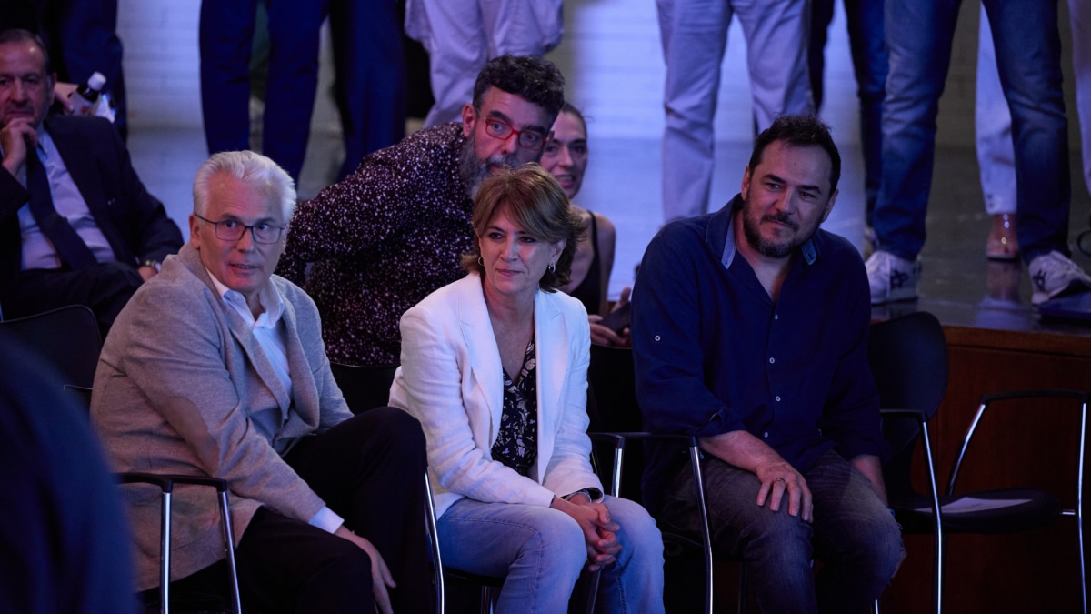 El exjuez de la Audiencia Nacional Baltasar Garzón, la ex fiscal general del Estado Dolores Delgado y el cantante Ismael Serrano, durante el acto ‘Chile: memoria y futuro a 50 años del golpe de Estado’, en Casa de América, a 15 de julio de 2023, en Madrid (España)