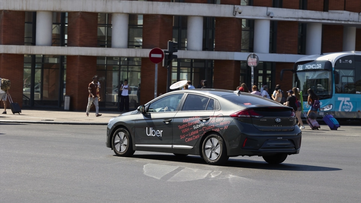 Un taxi de Uber en la zona de Atocha