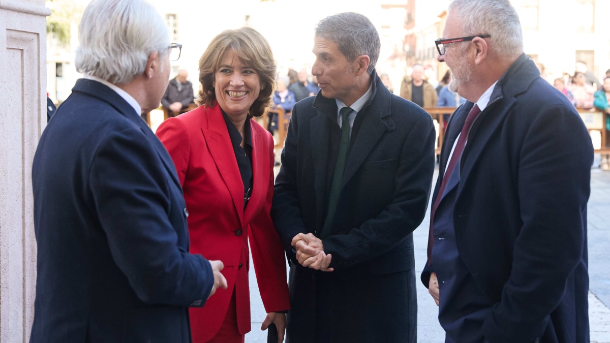 La fiscal de sala en materia de Derechos Humanos y Memoria Democrática, Dolores Delgado y el exalcalde de Alcalá de Henares Javier Rodríguez, llegan a la entrega de la IX edición del Premio de Derechos Humanos Rey de España al colectivo Familias Unidas por Nuestros Desaparecidos Jalisco (FUNDEJ), en la Capilla de San Ildefonso de la Universidad de Alcalá en marzo de 2024