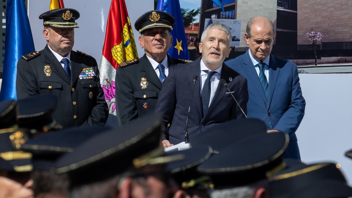 Fernando Grande-Marlaska, junto a mandos policiales en la nueva comisaría de Soria.