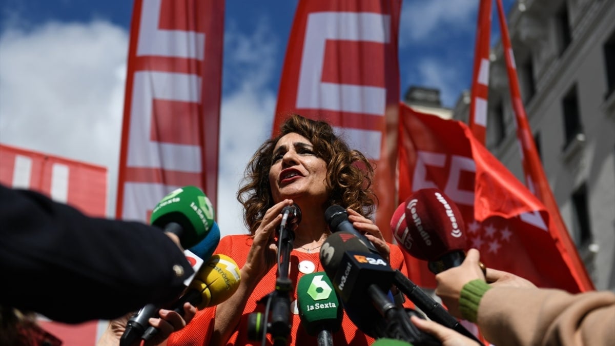 .María Jesús Montero atiende a los medios durante la manifestación por el Día del Trabajador