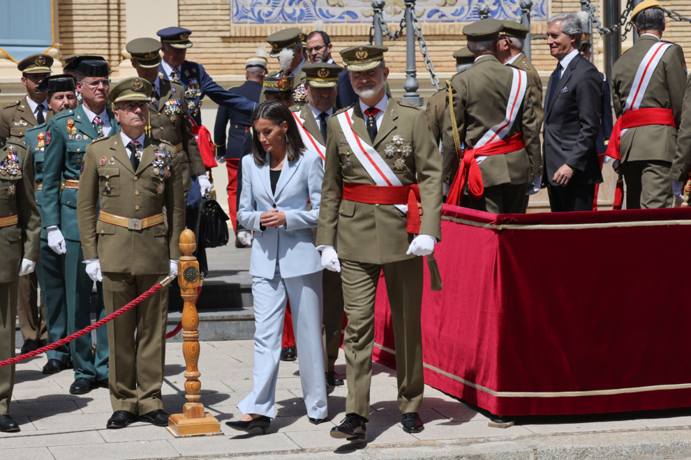 La reina Letizia acudió al acto de aniversario por la jura de bandera de Felipe VI a pesar de los fuertes dolores que tenía en el pie derecho. 
