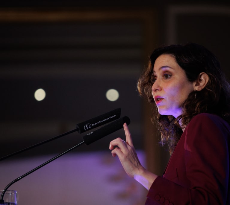 Ayuso condena la política exterior de un Sánchez por "ser capaz de insultar" a Javier Milei