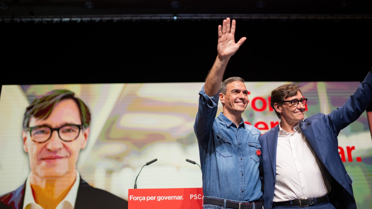 El presidente del Gobierno, Pedro Sánchez (i), y el candidato del PSC, Salvador Illa (d), durante un mitin del PSC, en el Auditori Eduard Toldrà, a 9 de mayo de 2024, en Vilanova i la Geltrú, Barcelona, Catalunya (España). El PSC celebra este acto de campaña electoral de cara a los comicios autonómicos que se celebrarán en Cataluña el próximo 12 de mayo. Lorena Sopêna / Europa Press 09/5/2024