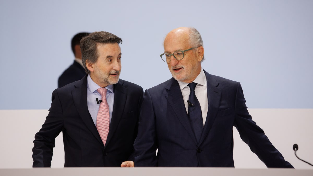 El consejero delegado de Repsol, Josu Jon Imaz (i) y el presidente de Repsol, Antonio Brufau (d), durante la Junta General de Accionistas de Repsol