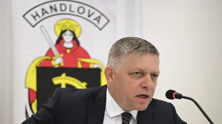 Robert Fico, primer ministro de Eslovaquia, poco antes de sufrir un atentado en Handlova.