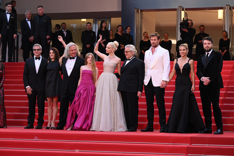 Michael DeLuca, Pamela Abdy, Doug Mitchell, Alyla Browne, Anya Taylor-Joy, George Miller, Chris Hemsworth, Elsa Pataky y Tom Burke posan en la premiere de 'Furiosa: A Mad Max Saga' en Cannes.