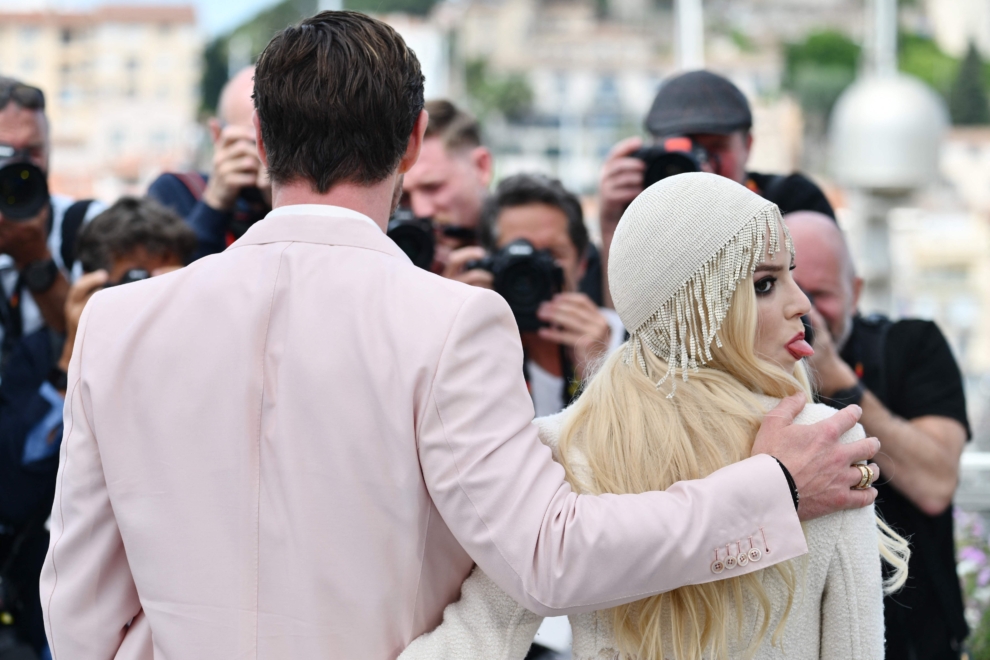 Anya Taylor-Joy le saca la lengua a la prensa en su última aparición en Cannes tras una exitosa promoción de 'Furiosa'.