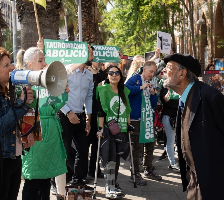 Taurinos y antitaurinos se enfrentan a las puertas de la Monumental de Barcelona