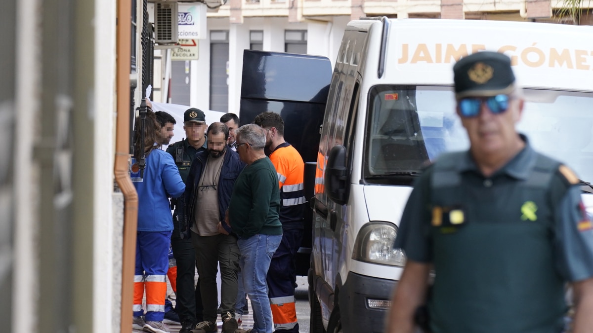 Entrada a la vivienda de Huétor Tájar (Granada) donde han tenido lugar los asesinatos.