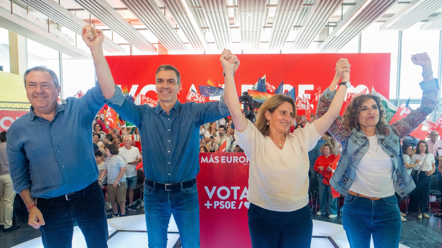 El presidente del Gobierno, Pedro Sánchez, (2i) junto a la candidata socialista europea Teresa Ribera, vicepresidenta tercera y ministra para la Transición Ecológica y el Reto Demográfico (2d) y el secretario general del PSOE-A, Juan Espadas (i) y la la vicepresidenta primera y ministra de Hacienda, María Jesús Montero, (d) a su llegada al mitin, a 25 de mayo de 2024, en Sevilla, Andalucía (España). Pedro Sánchez participa en cinco actos durante la campaña electoral de las elecciones europeas del 9 de junio y está presente en los actos de apertura y cierre en Valencia y Madrid respectivamente y en otros mítines en Sevilla, Valladolid y Málaga. Francisco J. Olmo / Europa Press 25/5/2024