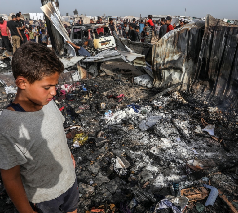 Amnistía pide investigar como crímenes de guerra los ataques israelíes contra Hamás que mataron a decenas de civiles en Rafah
