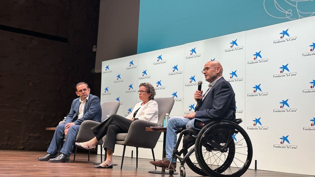 De izquierda a derecha: José Javier Verdasco, delegado territorial de la Fundación “la Caixa”; Alicia Campos, directora de la FEP, y Anxo Queiruga, presidente de Cocemfe