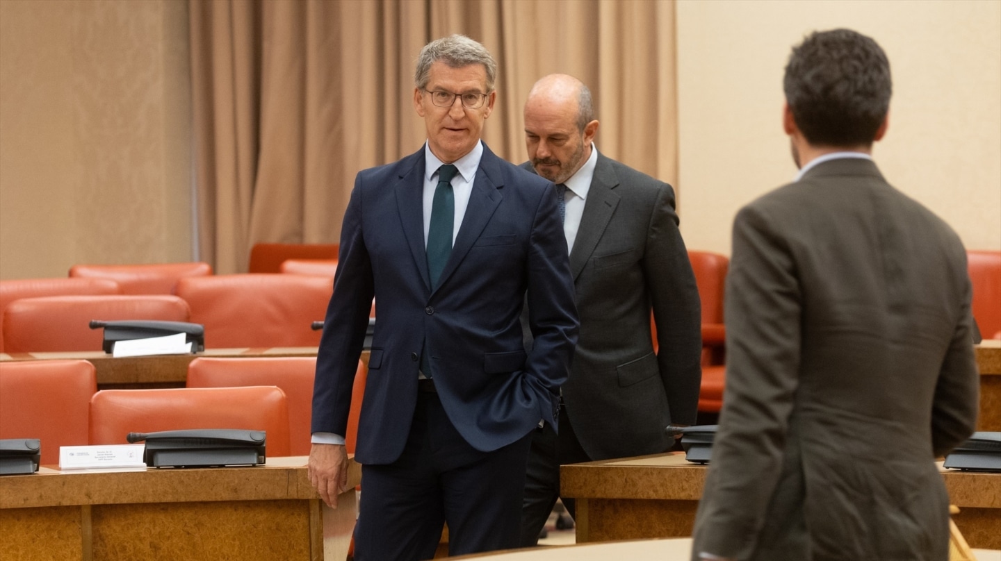 El líder del PP, Alberto Núñez Feijóo (i) y el presidente del Senado, Pedro Rollán (d), en una reunión de grupos parlamentarios en el Congreso