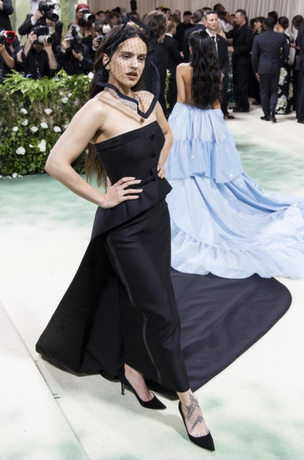 Rosalía con un diseño de Dior en la Met Gala.