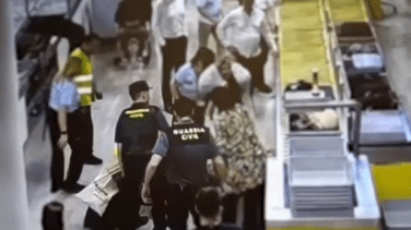 La Guardia Civil salva a un pasajero que sufrió un paro cardiaco en el aeropuerto de Barcelona