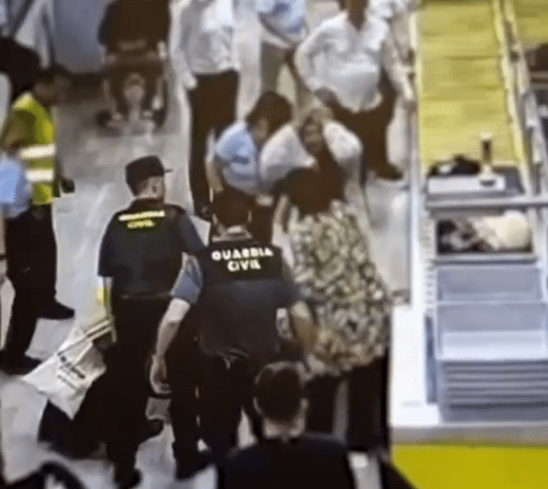 La Guardia Civil salva a un pasajero que sufrió un paro cardiaco en el aeropuerto de Barcelona