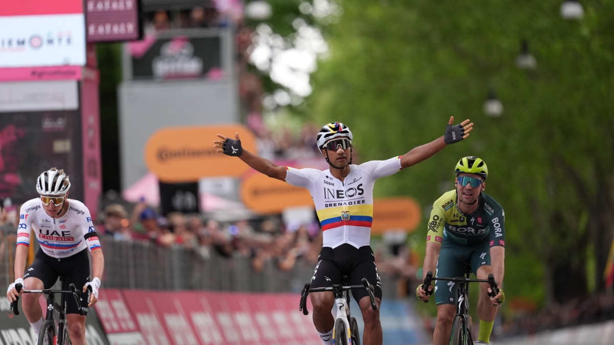 Jhonatan Narváez celebra su victoria en la primera etapa del Giro de Italia 2024