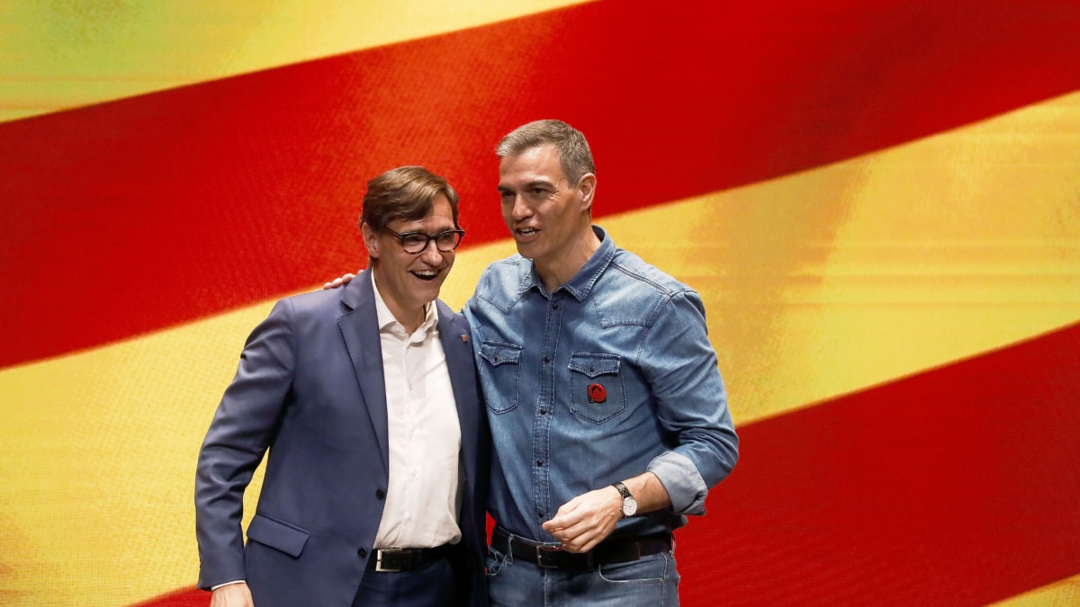 El presidente del Gobierno, Pedro Sánchez (d) y el candidato socialista a la presidencia de la Generalitat, Salvador Illa, durante el acto de campaña celebrado este jueves en Vilanova i la Geltrú (Barcelona)