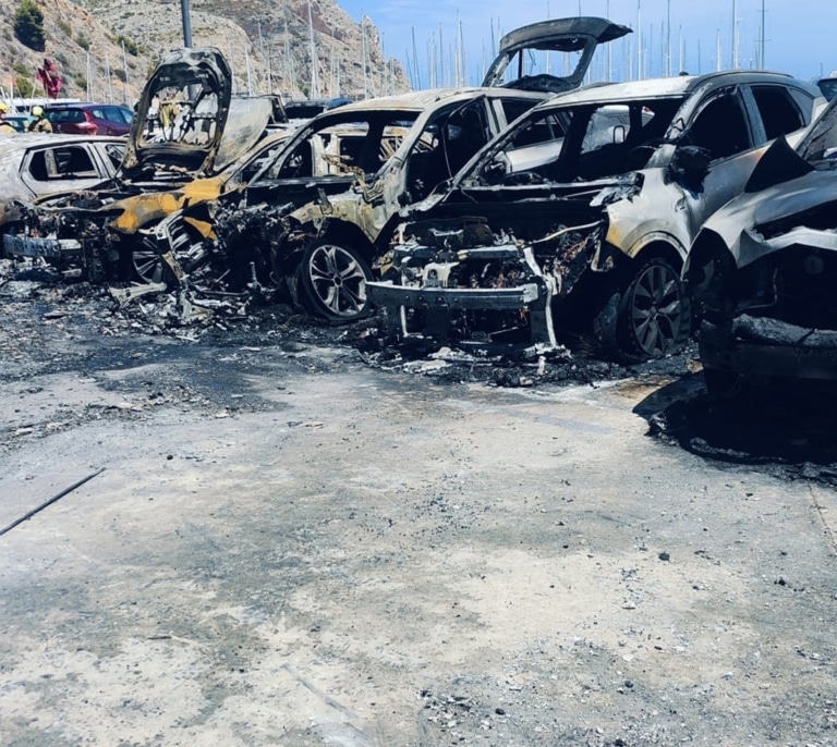 Más de 30 coches afectados en un incendio provocado por la traca de una boda en Jávea