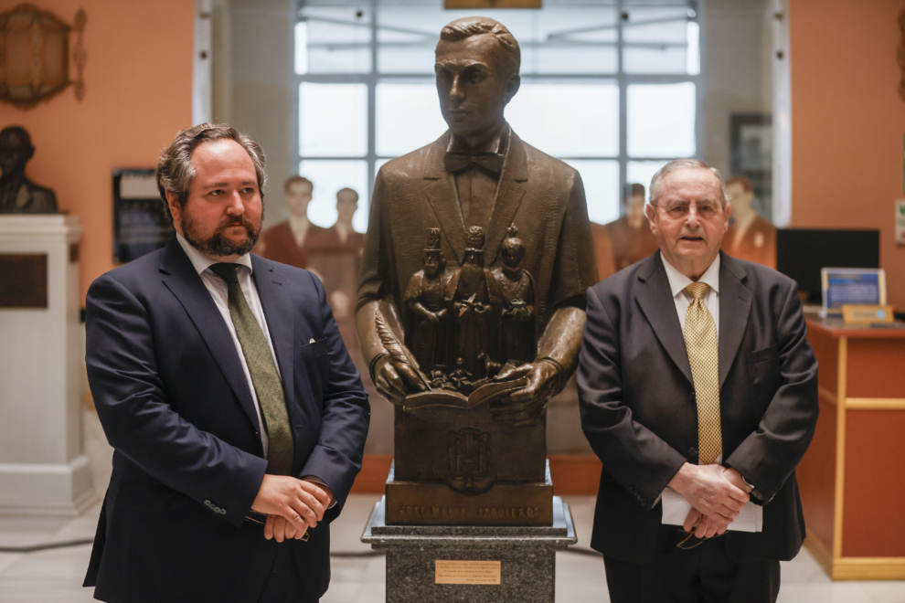 El investigador José de Contreras y Saro y el escritor Rafael Raya posan en el marco de una conferencia dictada este miércoles en el Ateneo de Sevilla. 