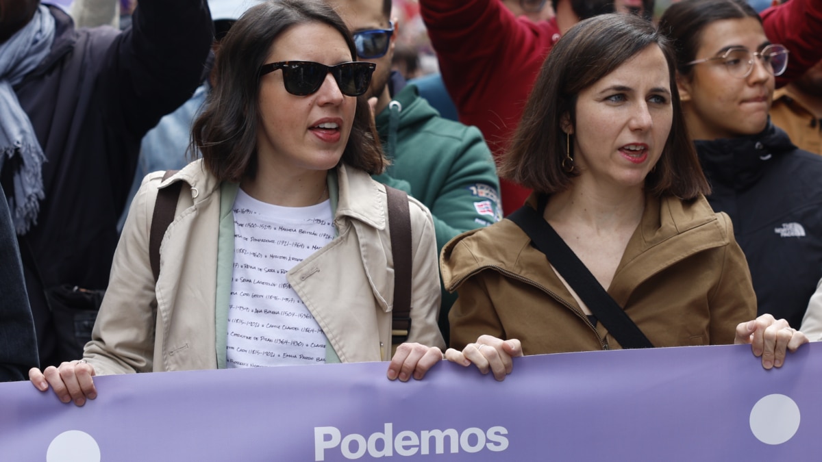 La líder de Podemos, Ione Belarra (d) junto a la exminstra Irene Montero durante la manifestación convocada por los dos grandes sindicatos, CCOO y UGT